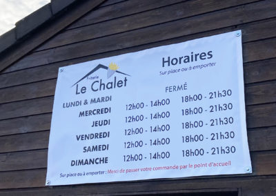 Bache publicitaire personnalisée avec les horaires de la friterie "le chalet" à Habay-la-neuve